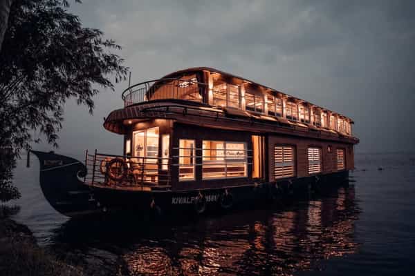 Top 10 Places for Houseboat Stays in India